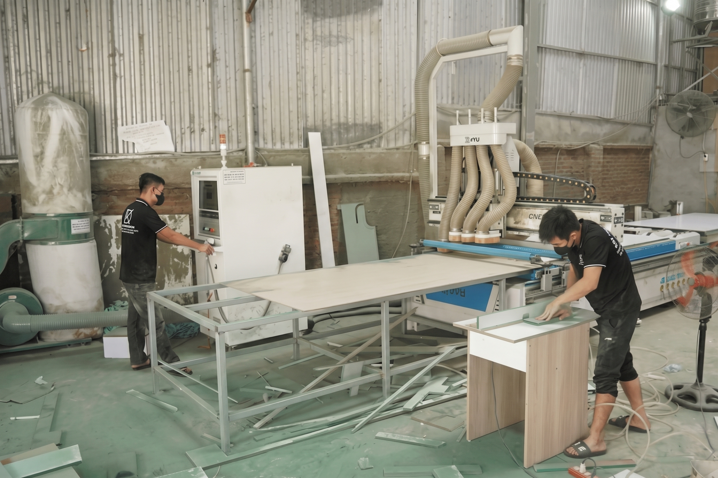 Máy móc sản xuất hiện đại tại xưởng mộc thi công nội thất.