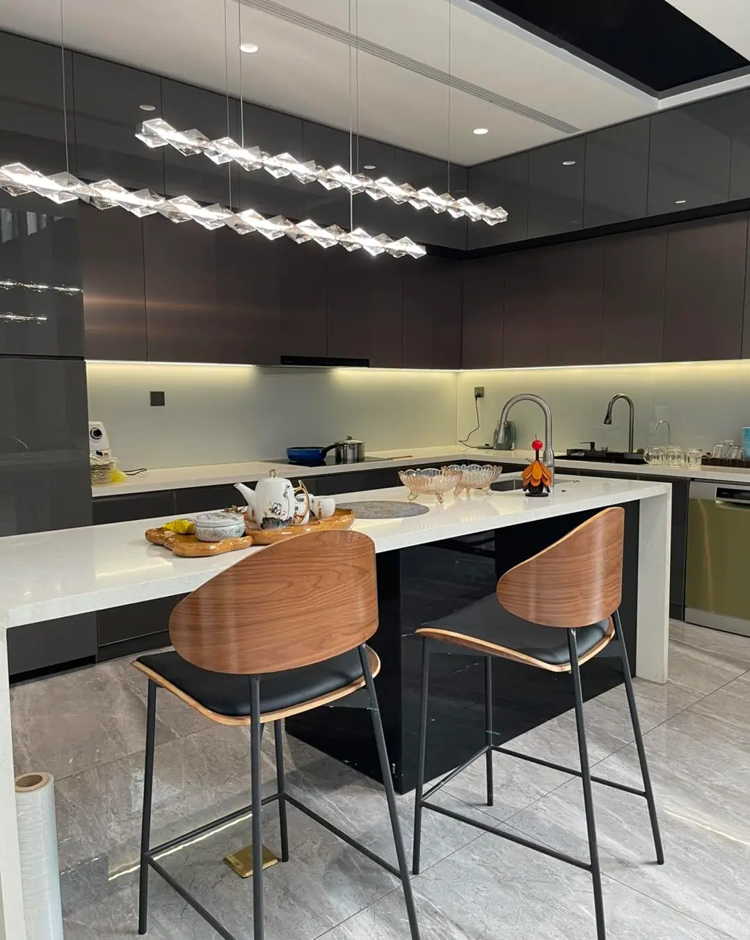 Bề mặt Acrylic bóng gương xa hoa hiện đại
