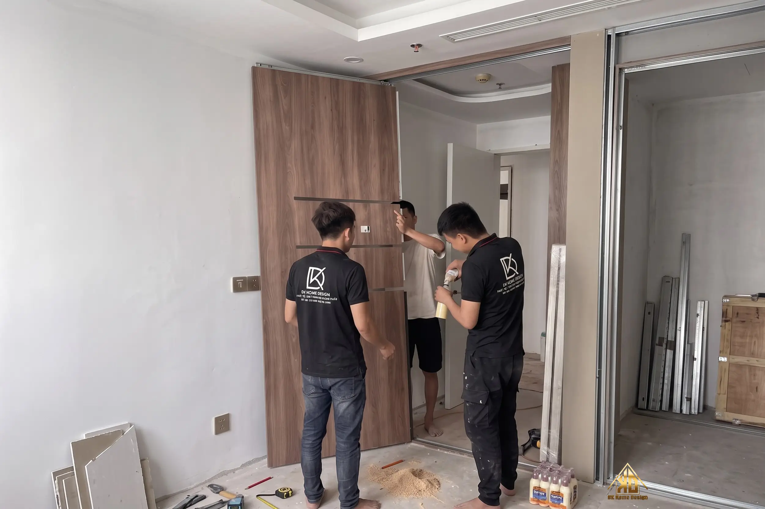Giám sát viên kiểm tra chất lượng lắp đặt tại công trình