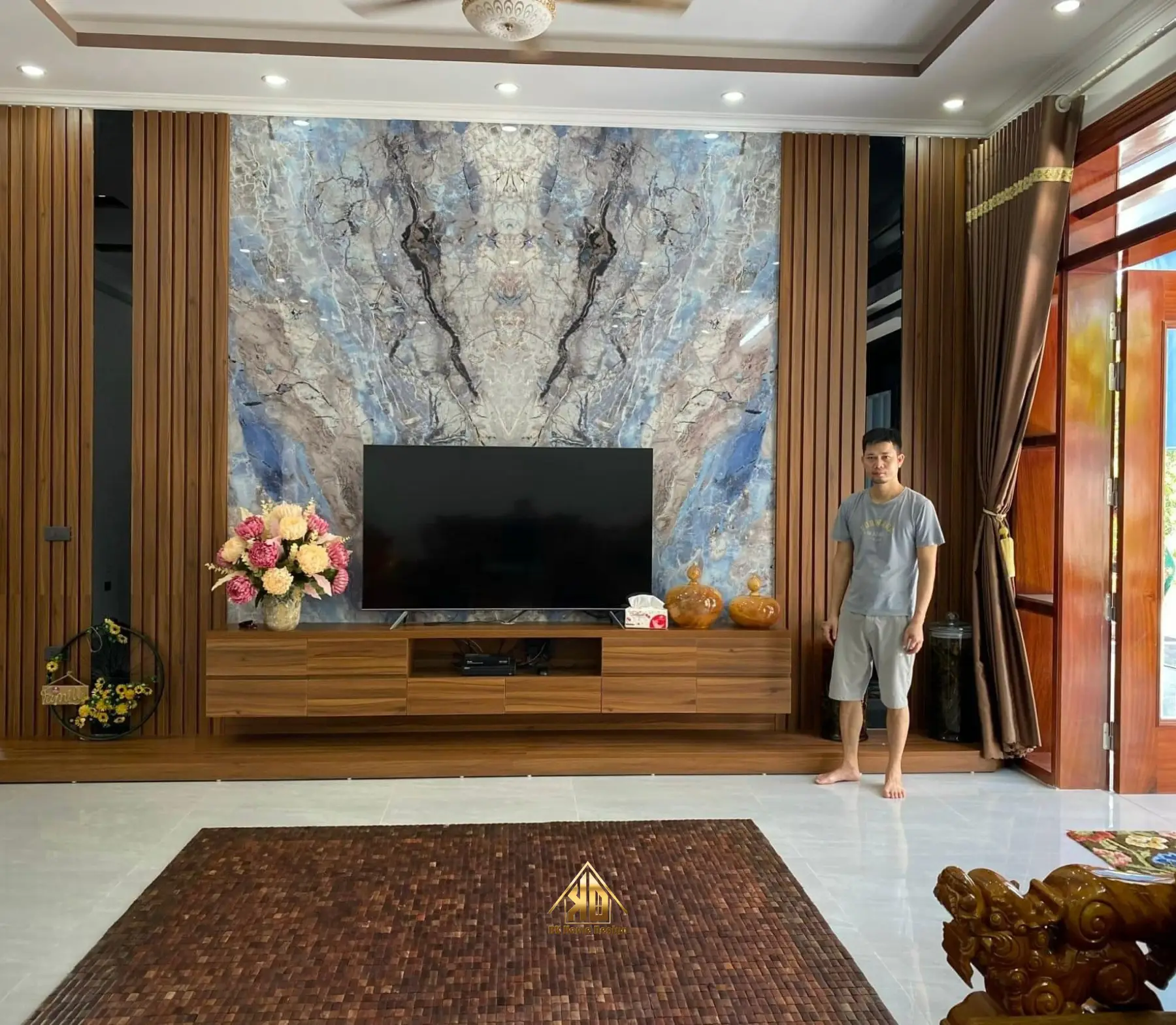 Hình ảnh phòng khách đẹp thi công thực tế bằng vật liệu gỗ công nghiệp tại Nghệ An