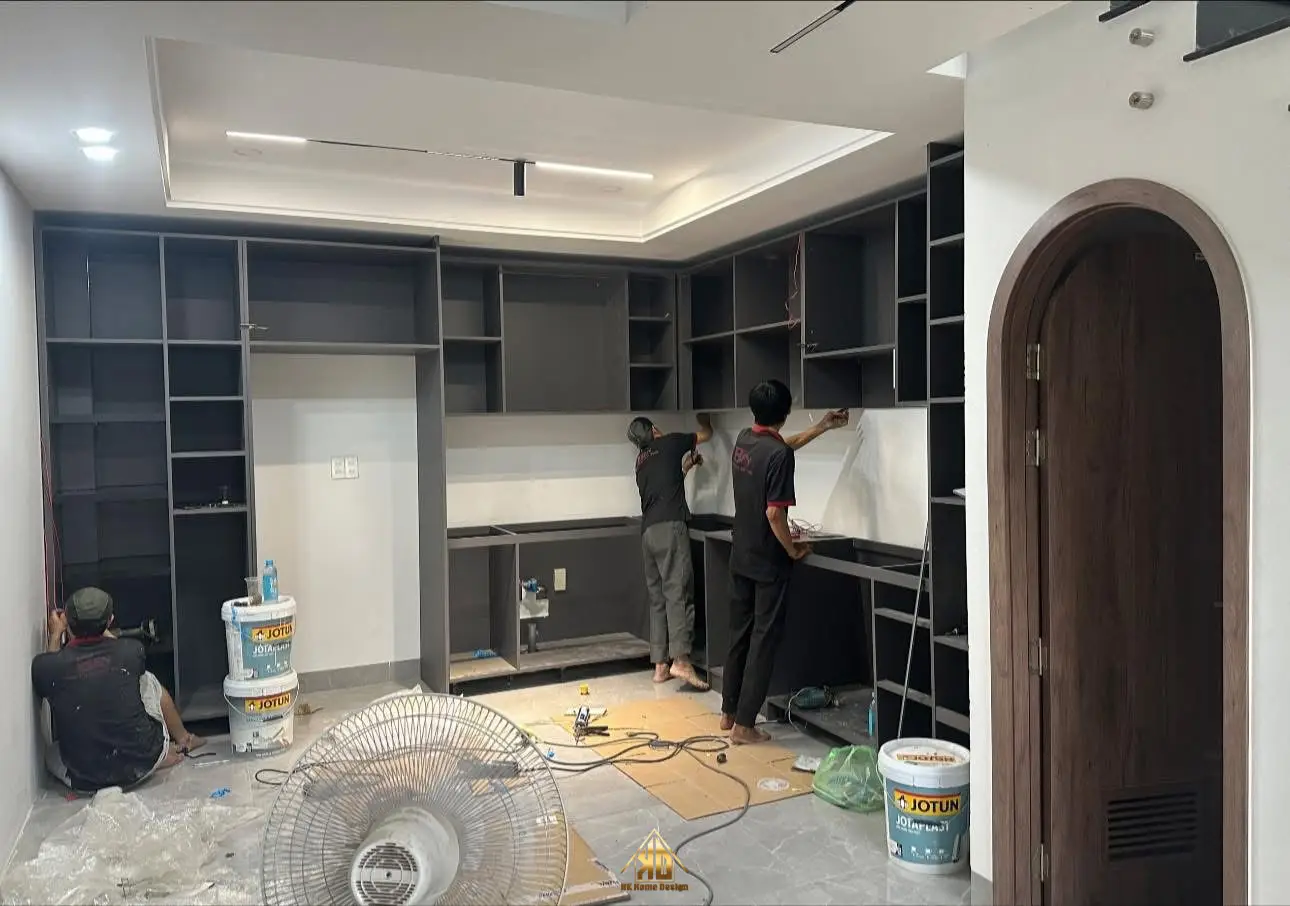 Thợ thi công lắp đặt tủ bếp tại công trình Đô Lương