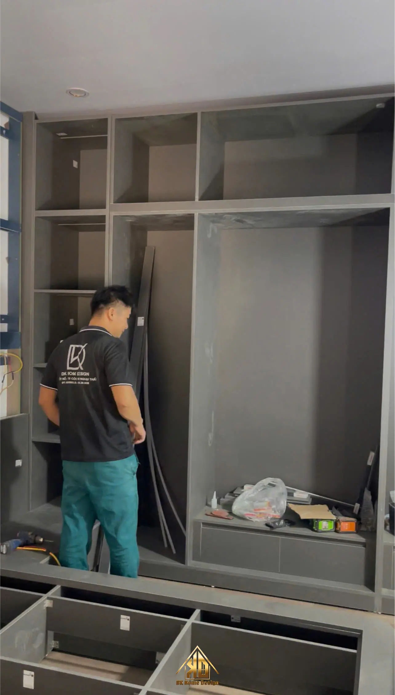 Thợ lắp ráp tủ áo gỗ công nghiệp tại phòng ngủ