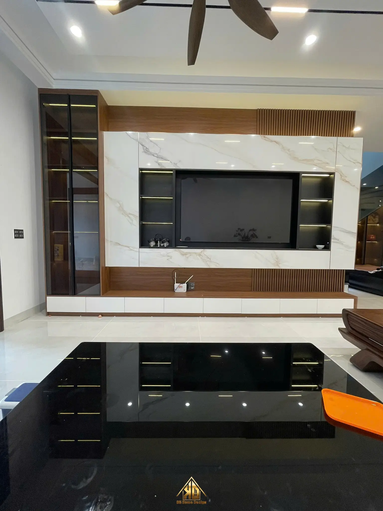 Vách ốp tivi bằng vật liệu Acrylic trong phòng khách hiện đại