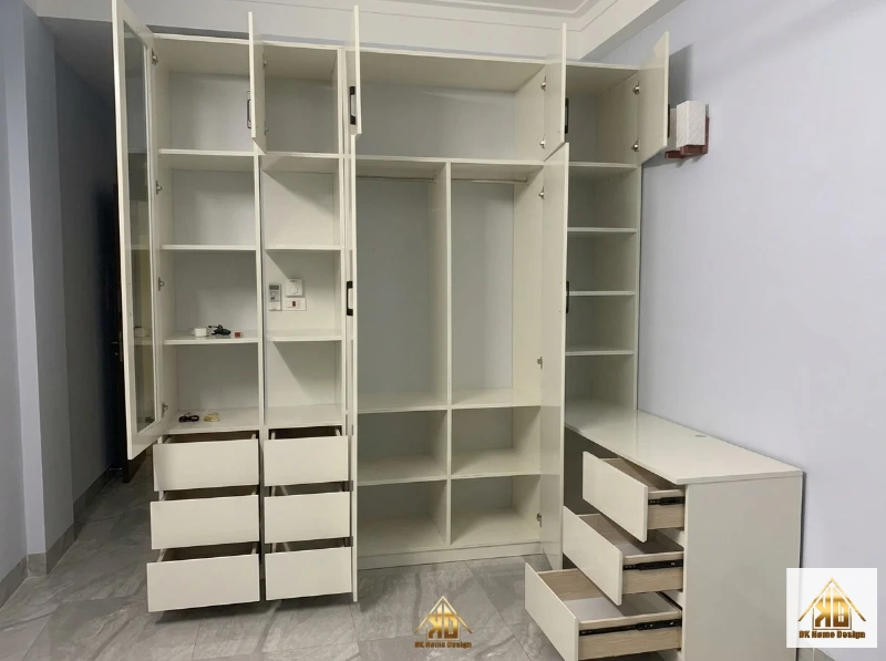 Ngăn kéo và đợt tủ áo MDF tối ưu lưu trữ nhà phố